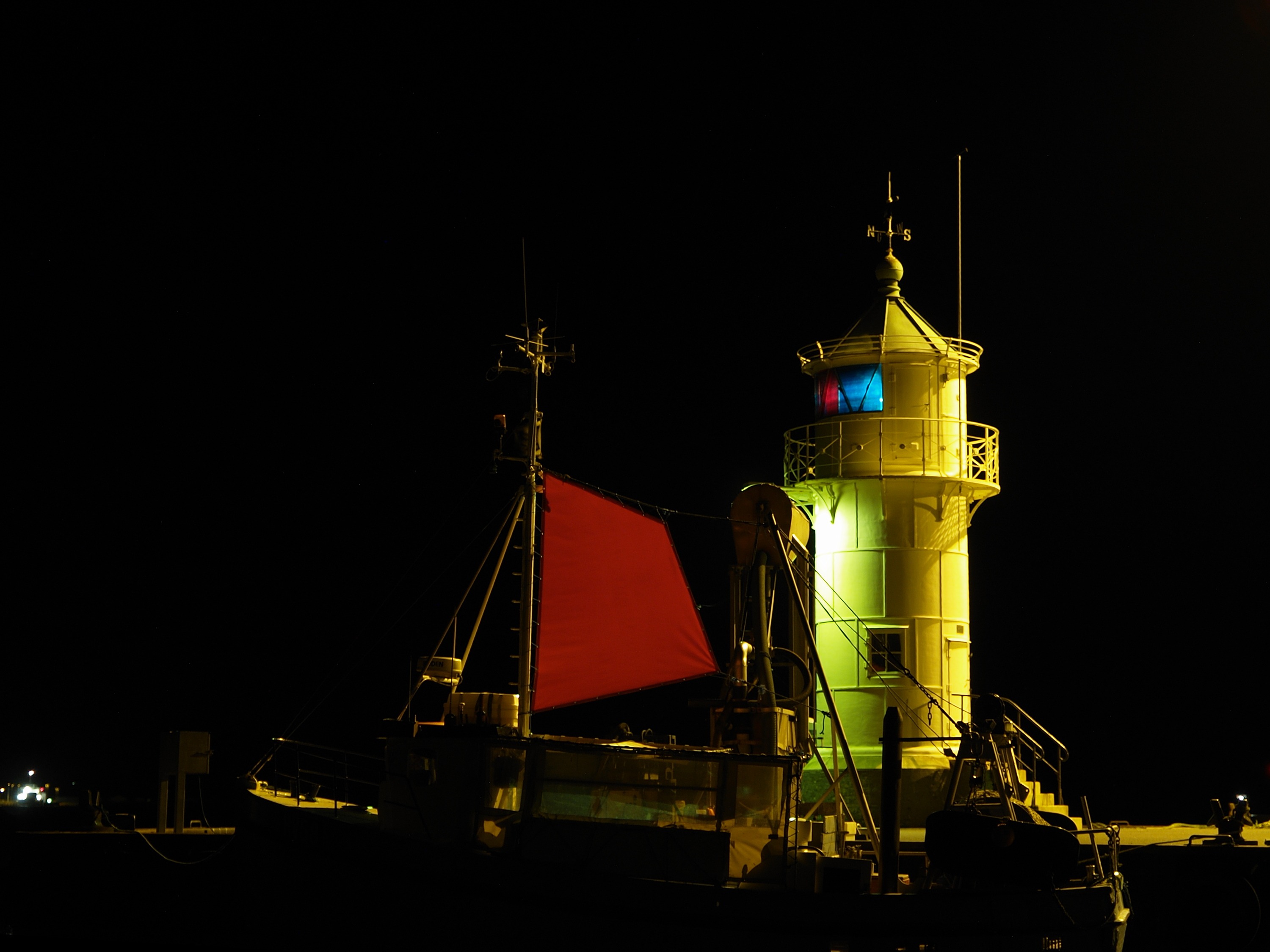 Angestrahlter Leuchtturm bei Nacht aus dem Musikvideo