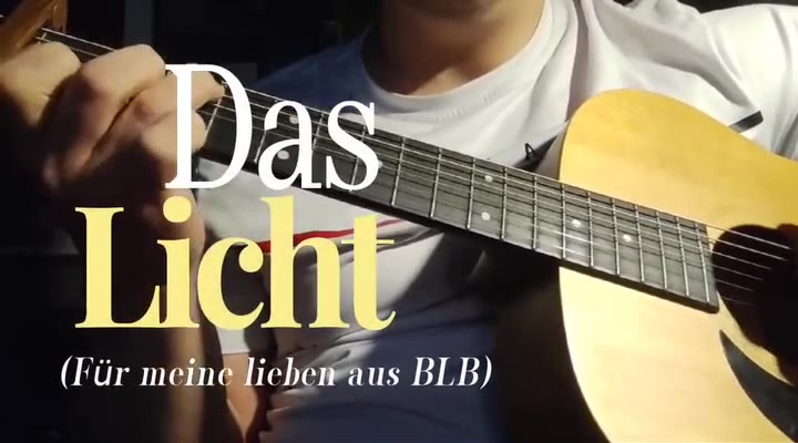 Titelkarte des Videos: „Das Licht“ über der Gitarre