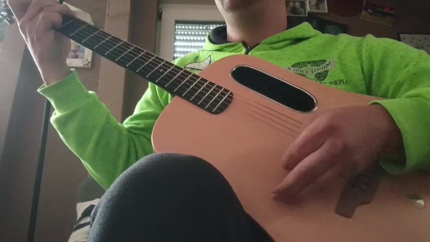 Kevin mit Gitarre, aus dem Video